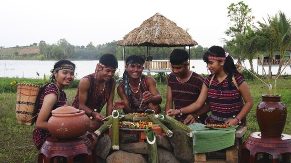 12 nhiệm vụ bảo tồn, phát huy giá trị văn hóa truyền thống các DTTS gắn với phát triển du lịch