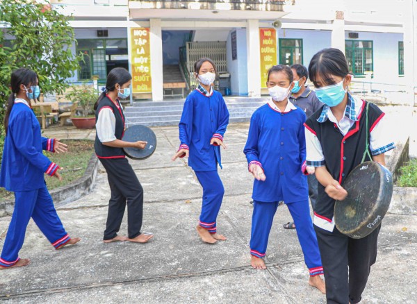 Ngân vang tiếng “tìn toon” Mã La trong trường học bán trú, nội trú