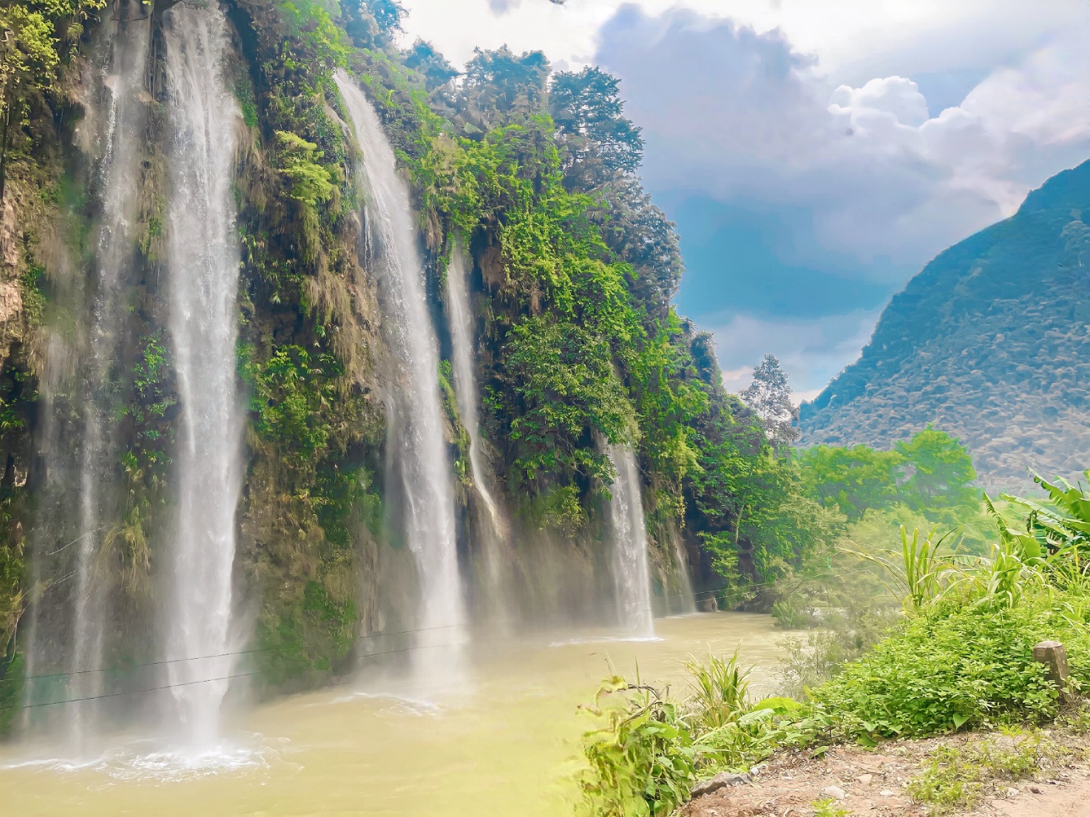 Thái Nguyên: Thác Mưa Rơi độc đáo, đầy chất thơ
