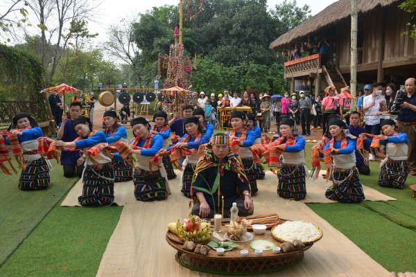 Đầu xuân về Mường Lúm đi Lễ hội Chá Mùn