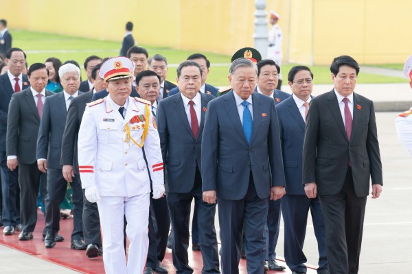 Lãnh đạo Đảng, Nhà nước và đại biểu Quốc hội vào Lăng viếng Chủ tịch Hồ Chí Minh