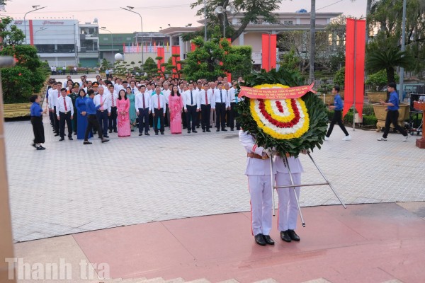 Đoàn đại biểu MTTQ Việt Nam tỉnh Tây Ninh dâng hương tri ân tại Nghĩa trang Liệt sĩ Long An