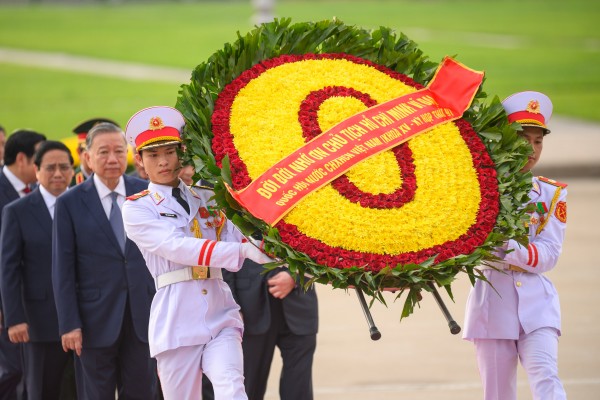 Lãnh đạo Đảng, Nhà nước và đại biểu Quốc hội vào lăng viếng Chủ tịch Hồ Chí Minh