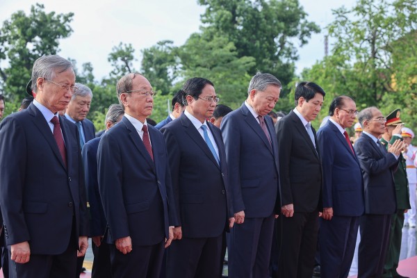 Lãnh đạo Đảng, Nhà nước vào Lăng viếng Bác, tưởng niệm các anh hùng liệt sĩ