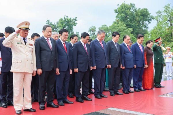 Lãnh đạo Đảng, Nhà nước vào Lăng viếng Bác, dâng hương các Anh hùng liệt sĩ