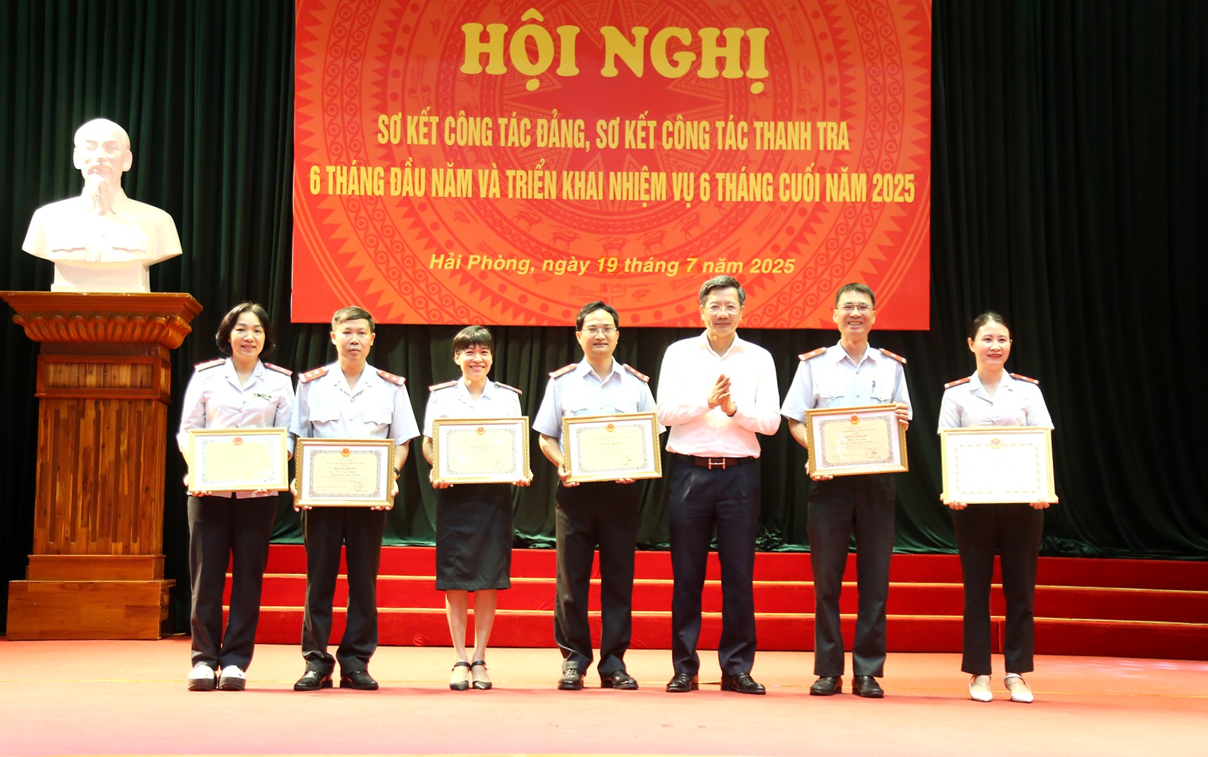 Bài 2: Vinh quang đến từ những cống hiến thầm lặng