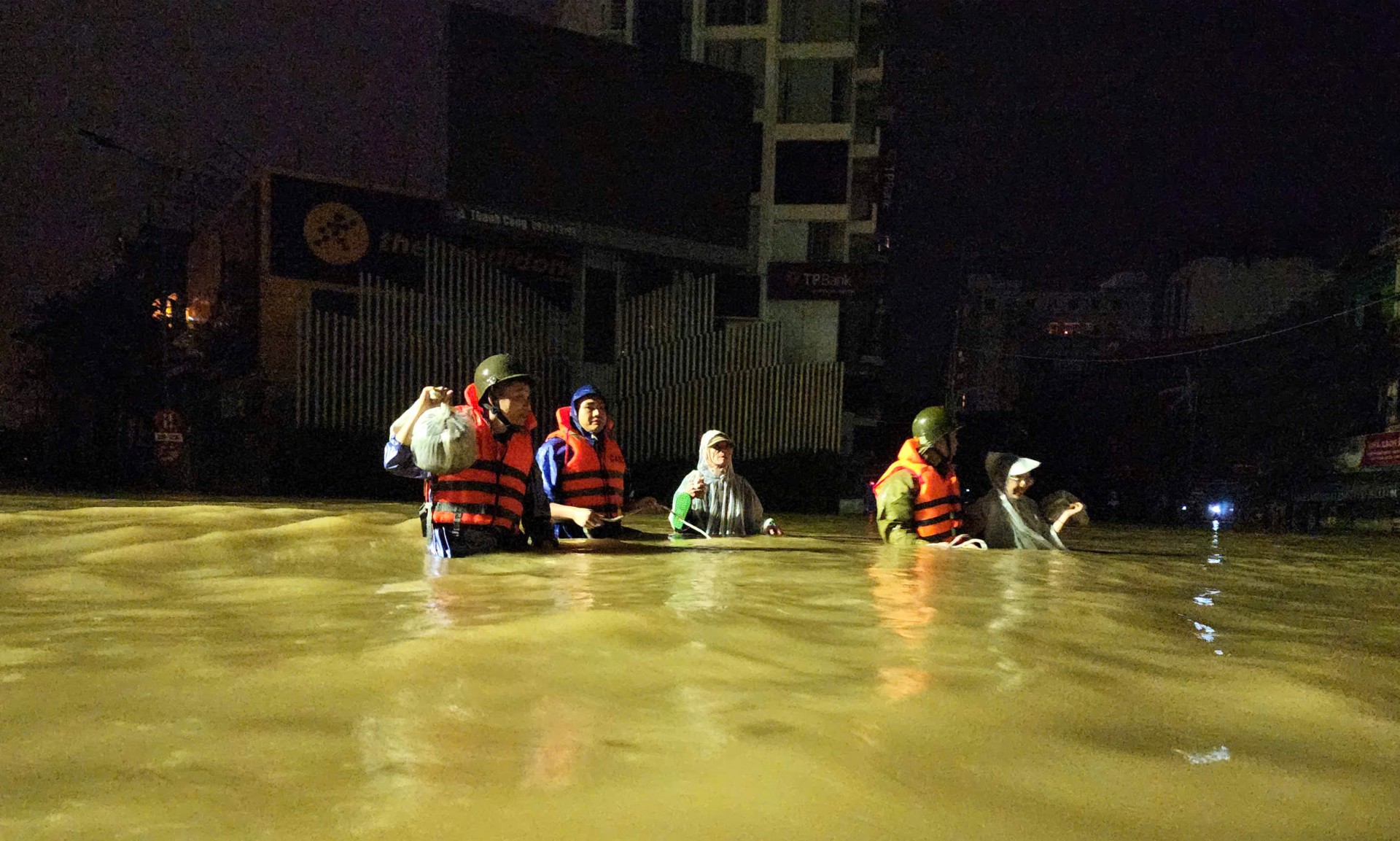 Đêm trắng cứu dân - Dấu ấn màu áo xanh Công an thành phố Huế