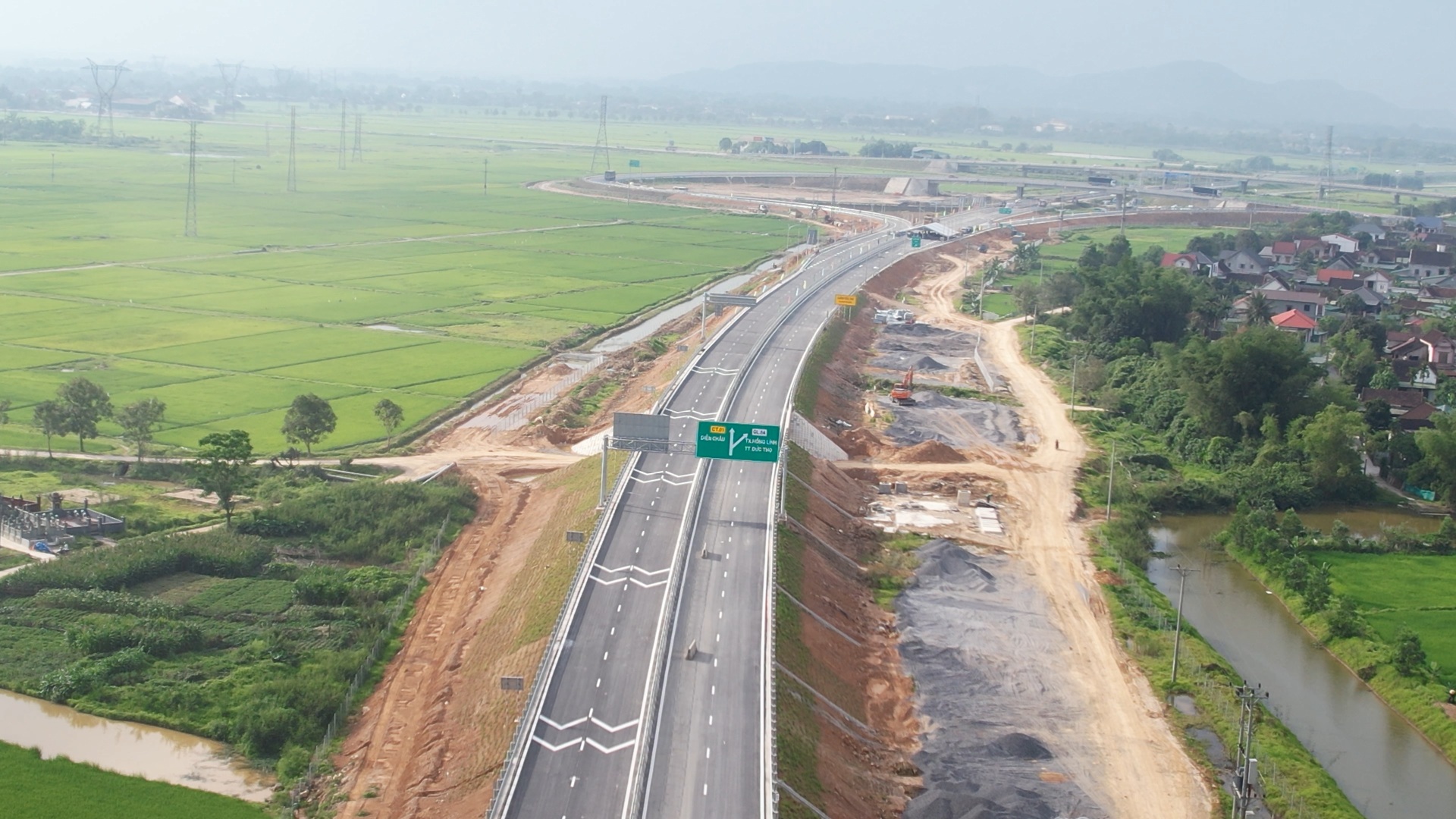 “Ngắm” cao tốc đoạn Bãi Vọt - Hàm Nghi, Hàm Nghi - Vũng Áng trước giờ thông xe