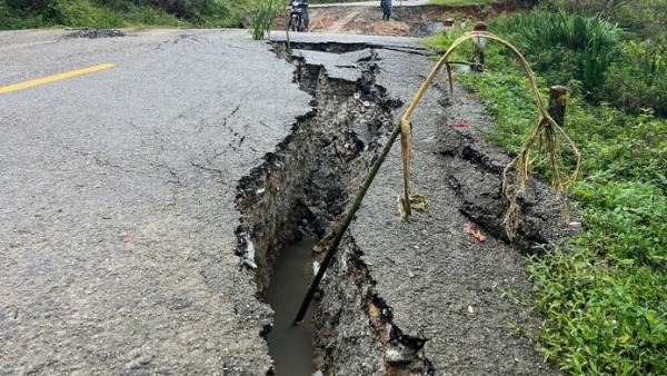 Quảng Ngãi: Quốc lộ 40B sụt lún nghiêm trọng sâu gần 1 mét, dài gần 30 mét