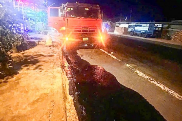 Xe bồn chở dầu rò rỉ dầu dài hơn 1km trên Quốc lộ 1