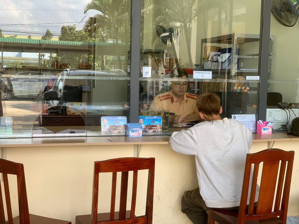 Phòng Cảnh sát giao thông Lâm Đồng xử lý tài xế vượt ẩu bất chấp nguy hiểm