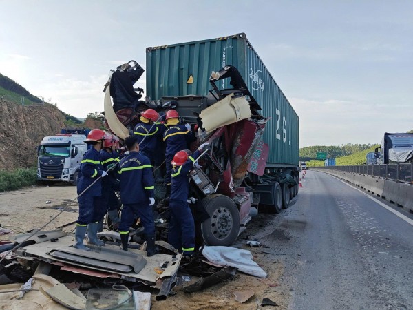Thanh Hoá: Xe đầu kéo tông vào đuôi xe phía trước khiến tài xế tử vong trong cabin