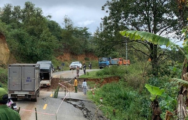 Quảng Ngãi: Khẩn trương khắc phục hậu quả mưa lũ gây sạt lở nghiêm trọng