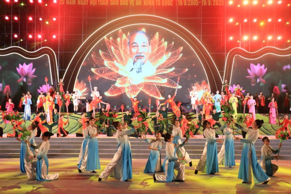 Lào Cai rực rỡ đêm nghệ thuật “Bản hùng ca cách mạng” chào mừng các ngày lễ lớn của đất nước