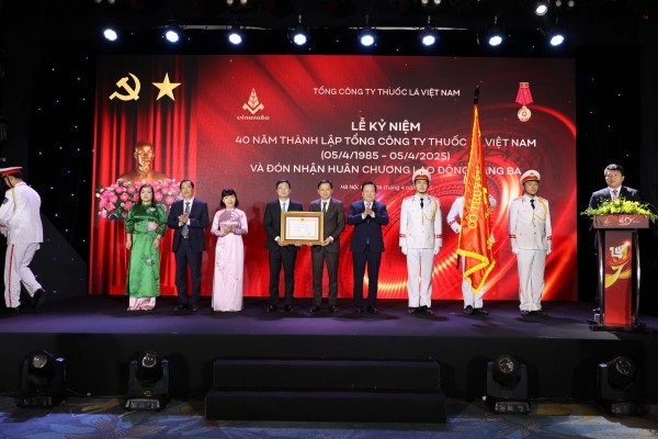 Vinataba đón nhận Huân chương Lao động hạng Ba nhân dịp kỷ niệm 40 năm ngày thành lập Tổng công ty