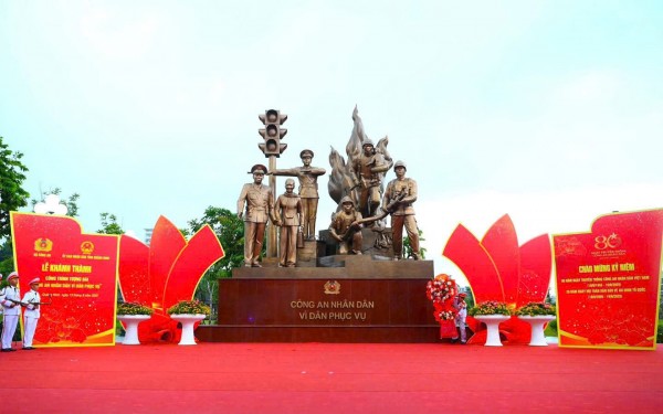 Tượng đài “Công an Nhân dân vì dân phục vụ”: Điểm nhấn hấp dẫn cho du khách đến Quảng Ninh