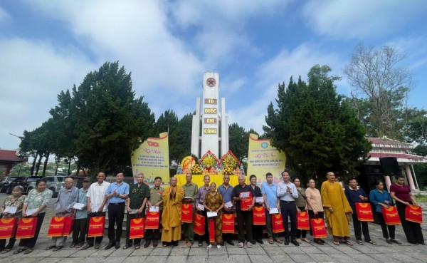 Trưởng ban Tôn giáo Chính phủ dự lễ tri ân, cầu siêu tại Nghĩa trang Liệt sĩ Thanh Sơn