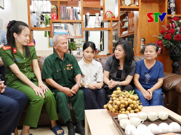 Phu nhân Tổng Bí thư thăm, tặng quà Nhân dân tỉnh Sơn La