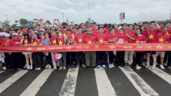 An Giang: Hàng ngàn người đi bộ “Cùng Việt Nam tiến bước”