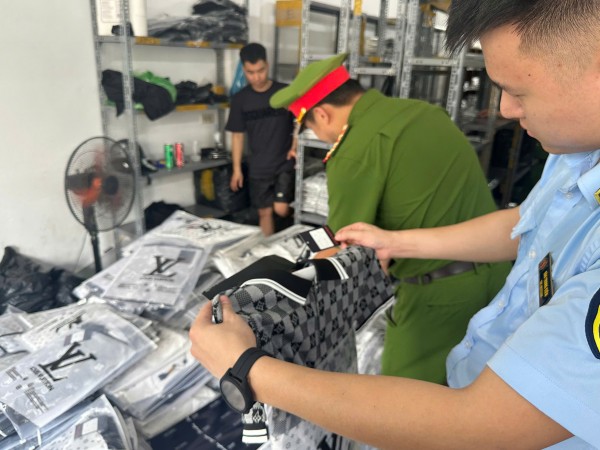 Hà Nội: Xử lý hàng loạt vụ kinh doanh hàng lậu, hàng giả quy mô lớn trước Tết Trung thu
