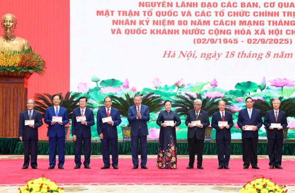 Tổng Bí thư trao thẻ đảng viên mẫu mới cho các nguyên lãnh đạo Đảng, Nhà nước
