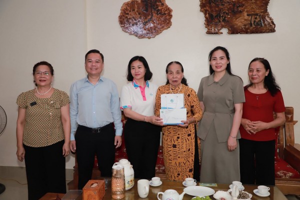 Đoàn Chủ tịch Trung ương Hội Liên hiệp Phụ nữ Việt Nam thăm, tặng quà Nhân dân tại Tuyên Quang