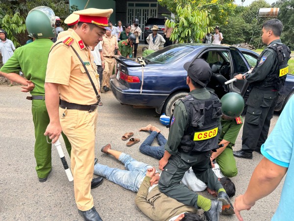 Lâm Đồng: Cảnh sát giao thông truy đuổi hơn 30km bắt thành công 3 kẻ trộm