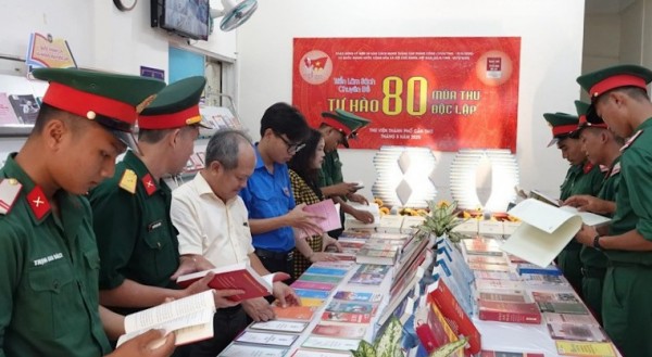 Cần Thơ: Triển lãm sách chuyên đề “Tự hào 80 mùa Thu độc lập”