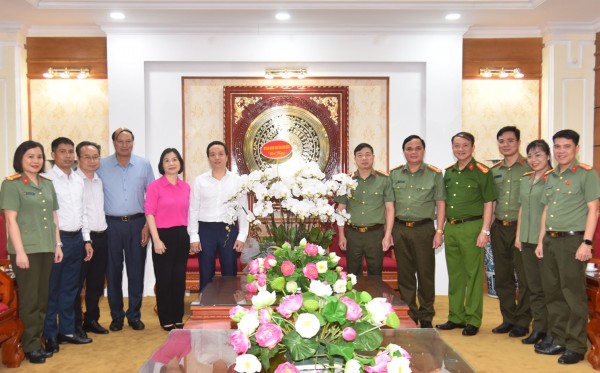 Chủ tịch UBND tỉnh Cao Bằng chúc mừng cán bộ, chiến sĩ Công an tỉnh nhân Ngày truyền thống Công an Nhân dân