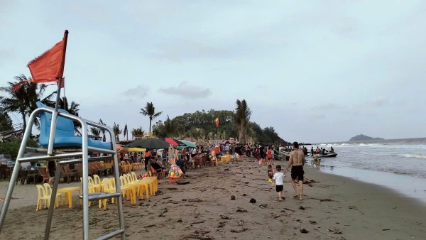 Thanh Hóa: Rủ nhau đi tắm biển, 2 nam sinh bị sóng cuốn trôi mất tích