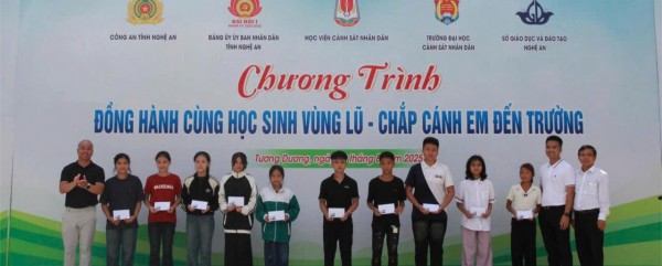 Chung tay chắp cánh học sinh vùng lũ Nghệ An đến trường