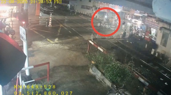 Đồng Nai: Tông gác chắn, xe máy nằm trên đường sắt khi tàu đến