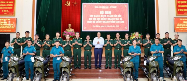Cao Bằng: Bàn giao phương tiện phục vụ công tác cho các Ban Chỉ huy Quân sự cấp xã