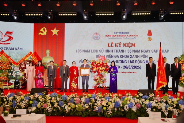 Bệnh viện Xanh Pôn đón nhận Huân chương Lao động hạng Nhất