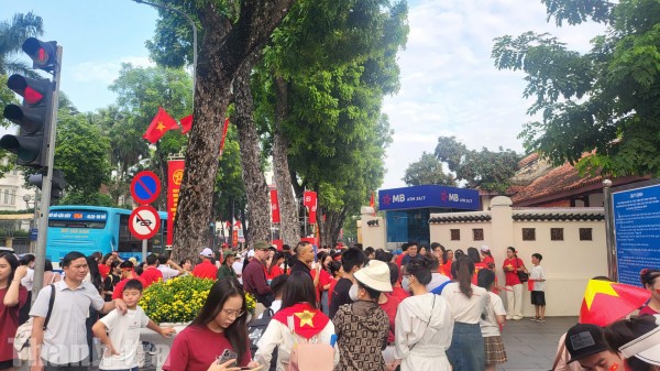 Hàng nghìn người dân chờ nhiều giờ đồng hồ để được xem tổng hợp luyện lần 2