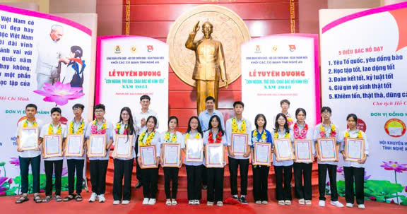 Nghệ An: Hoãn lễ tuyên dương học sinh giỏi vì bão số 5