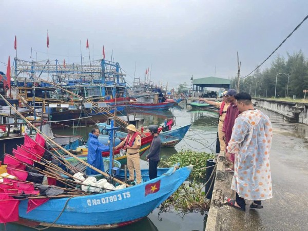 Bão số 5 Kajiki: Cảnh sát giao thông giúp Nhân dân khu vực ven biển ứng phó