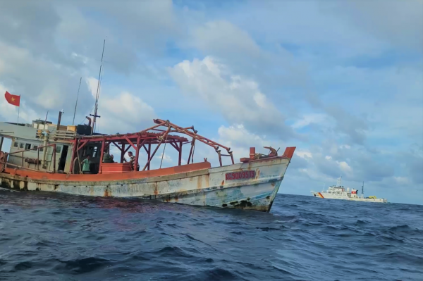 Bộ Tư lệnh Vùng Cảnh sát biển 4: Trong 2 ngày, bắt giữ 3 vụ vận chuyển hơn 115.000 lít dầu trái phép