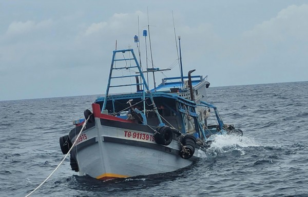 Cảnh sát biển liên tiếp phát hiện 3 tàu vận chuyển 115.000 lít dầu DO trái phép