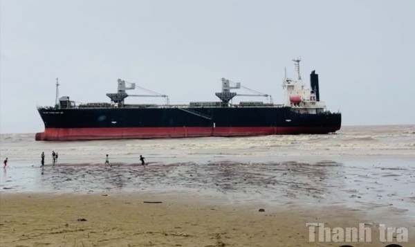 Thanh Hoá: Tàu vận tải Thanh Thành Đạt 99 mắc cạn tại vùng biển xã Tiên Trang