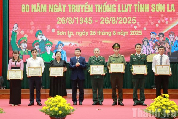 Chủ tịch UBND tỉnh Sơn La tặng bằng khen tập thể, cá nhân trong ngày truyền thống lực lượng vũ trang