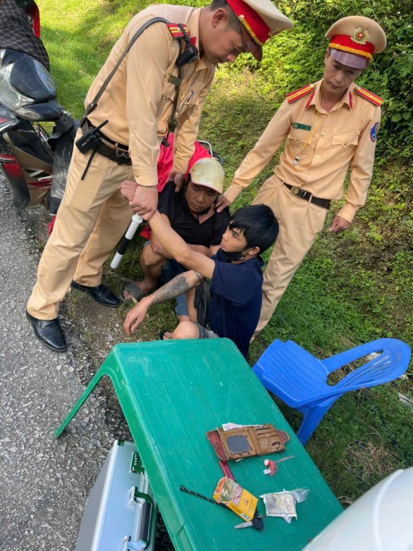 Tuyên Quang: Trên đường tuần tra, Cảnh sát giao thông bắt quả tang đối tượng tàng trữ ma túy