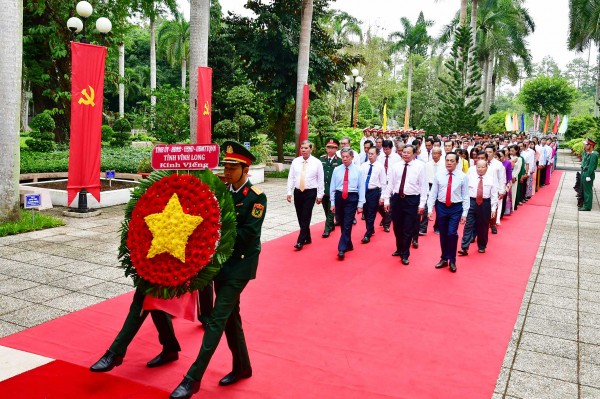 Lãnh đạo tỉnh Vĩnh Long viếng Chủ tịch Hồ Chí Minh và các Anh hùng liệt sĩ nhân kỷ niệm 80 năm Cách mạng tháng Tám