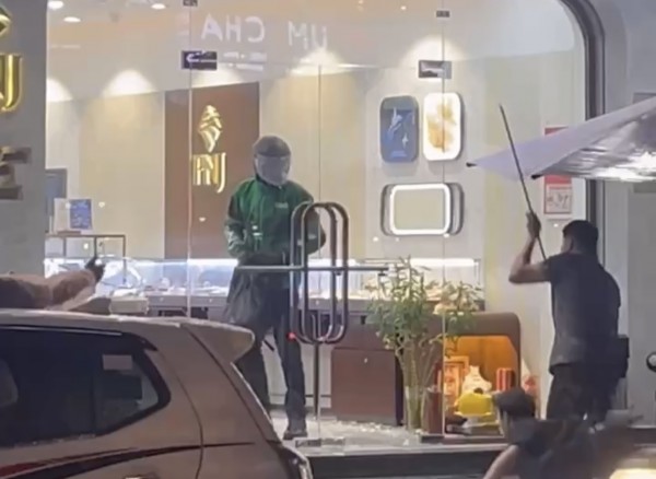 Truy bắt kẻ mặc áo Grab cướp tiệm vàng PNJ ở Đà Nẵng