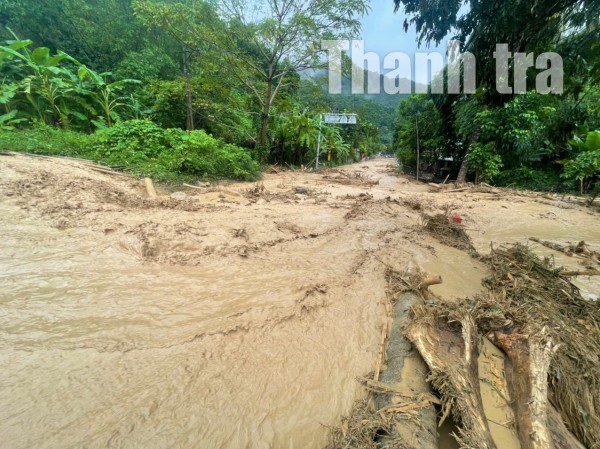 Lũ dữ nhấn chìm Hà Trung, nhiều xã miền núi Thanh Hóa bị chia cắt