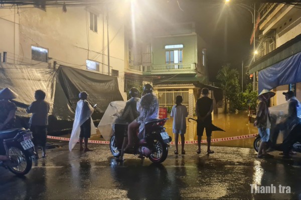 Người dân Lào Cai tất bật chạy lũ trong đêm