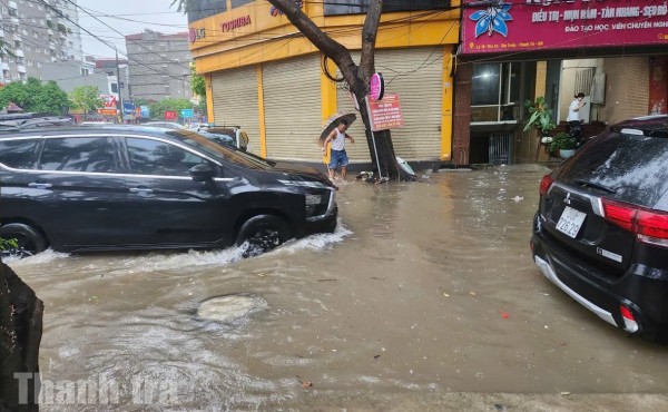 Hà Nội: Vẫn còn các điểm nóng ngập úng và giao thông phức tạp