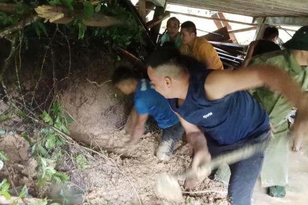 Thanh Hoá: Thăm hỏi cán bộ Đồn Biên phòng Hiền Kiệt bị thương khi hỗ trợ hộ dân di dời tránh sạt lở