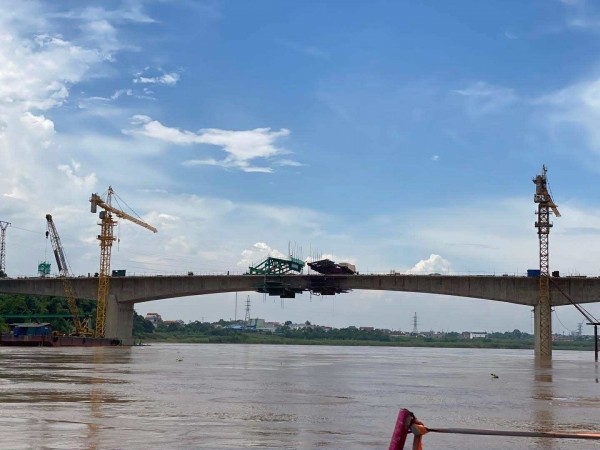 Phú Thọ: Hợp long cầu Phong Châu mới sau gần 9 tháng thi công