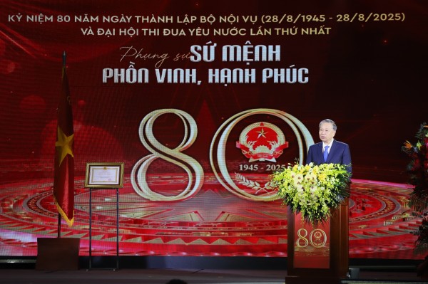 Tổng Bí thư Tô Lâm trao Huân chương Lao động hạng Nhất